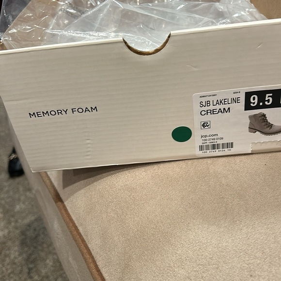 SJB Lakeline Cream ankle boot lug sole nwt 9.5 med - Picture 8 of 8